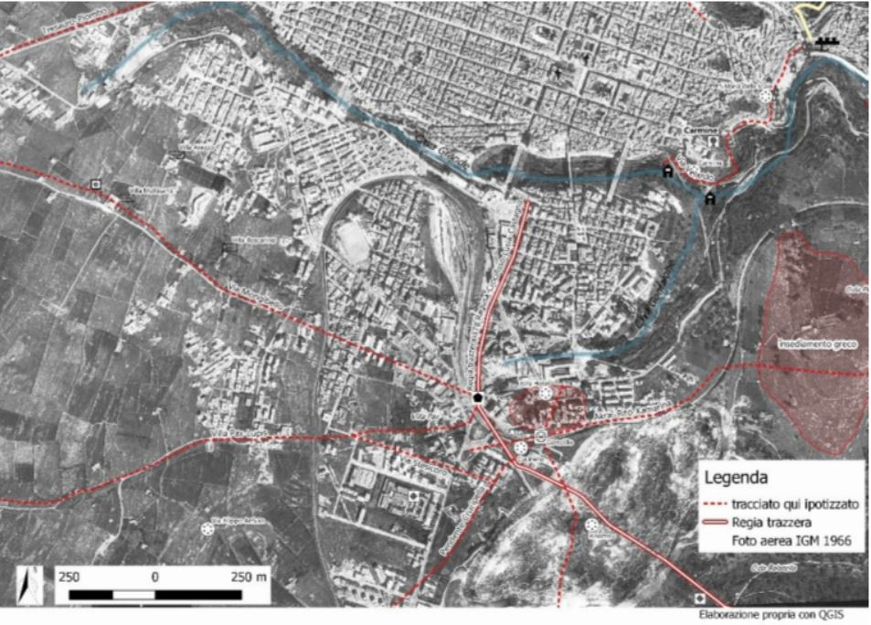 icostruzione degli antichi percorsi di Hybla Heraia su foto aerea IGM datata all’anno 1966 (Fotografia aerea dell’Istituto Geografico Militare - Autorizzazione n. 6982 in data 17/05/2018). Elaborazione propria con QGIS.  Musci 2017